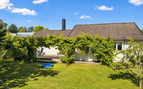 Jennys Pärla: House, Shrub, Residential Area, Roof, Home, Cottage, Garden, Land Lot, Shade, Groundcover