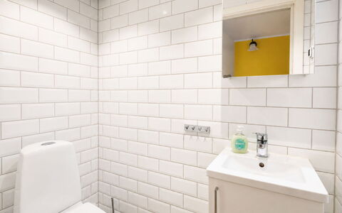 Jennys Pärla: Bathroom, Wall, Plumbing Fixture, Flooring, Interior Design, Floor, Toilet, Toilet Seat, Bathroom Sink, Sink
