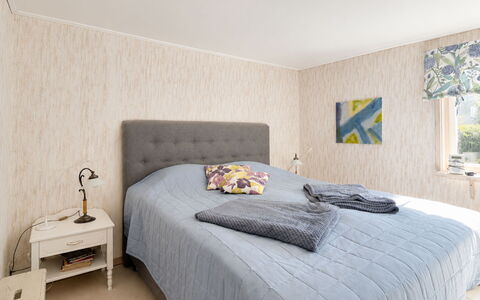 Jennys Pärla: Bed, Furniture, Interior Design, Bedroom, Wall, Bedding, Floor, Bed Sheet, Flooring, Wood