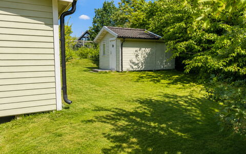 Jennys Pärla: Grass, Shrub, House, Garden, Siding, Land Lot, Home, Lawn, Groundcover, Cottage