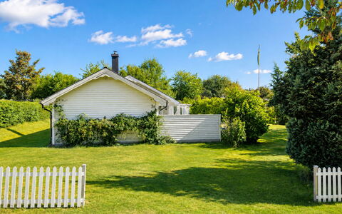 Jennys Pärla: Green, Shrub, House, Garden, Home, Land Lot, Cottage, Lawn, Groundcover