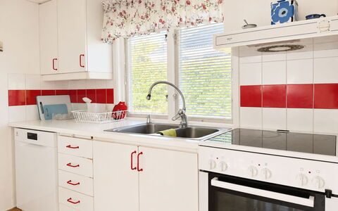 Jennys Pärla: Kitchen, Countertop, Kitchen Appliance, Cabinetry, Red, Interior Design, Major Appliance, Sink, Furniture, Plumbing Fixture