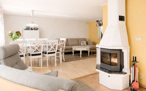Jennys Pärla: Furniture, Interior Design, Flooring, Wood, Floor, Room, Ceiling, Living Room, Lighting, Couch