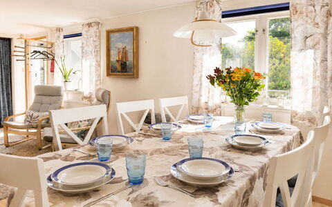 Jennys Pärla: Furniture, Interior Design, Dining Room, Table, Chair, Kitchen & Dining Room Table, Wood, Flooring, Tableware, Textile