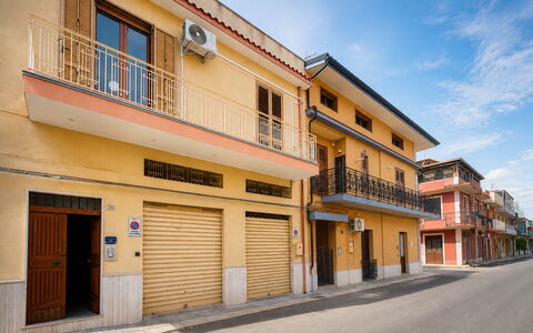 Sole Mare Sicilia: Building, Window, Yellow, Road Surface, Road, Town, Neighbourhood, Residential Area, Street, Asphalt