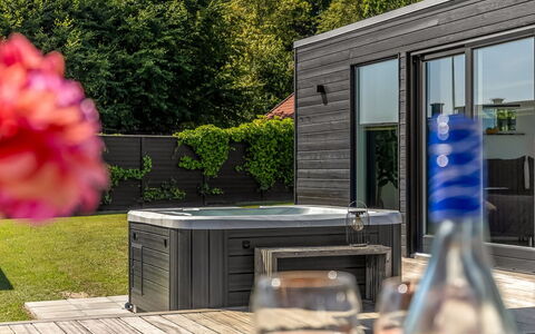 Lin - 80M from the Sea: Composite Material, Hardwood, Garden, Deck, Wood Stain, Plumbing Fixture, Design, Yard, Flowerpot