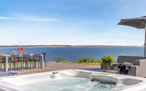Lin - 80M from the Sea: Bathtub, Plumbing Fixture, Leisure, Outdoor Furniture, Swimming Pool, Jacuzzi, Umbrella, Resort, Design