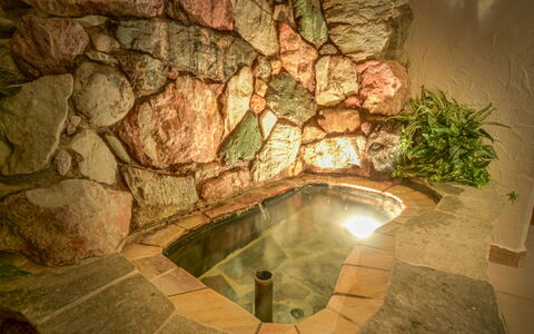Hopfgarten im Brixental 696: Rock, Stone Wall, Natural Material, Water Feature, Flagstone, Design, Tile, Bathtub, Still Life Photography, Swimming Pool