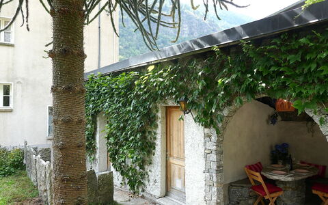 Ludiano 25: Wall, Shade, Garden, Stone Wall, Backyard, Houseplant, Hacienda, Courtyard