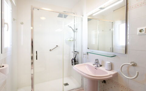 La Mar Serena: Bathroom, Plumbing Fixture, Bathroom Sink, Flooring, Sink, Interior Design, Floor, Tap, Plumbing, Shower