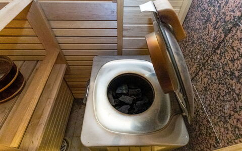 Hakojärventie 3B: Toilet Seat, Plumbing, Toilet, Bathroom, Plumbing Fixture, Hardwood, Wood Stain
