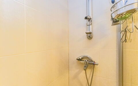 Hakojärventie 3B: Plumbing Fixture, Bathroom, Shower Head, Plumbing, Shower, Shower Bar, Tap, Shower Panel, Tile