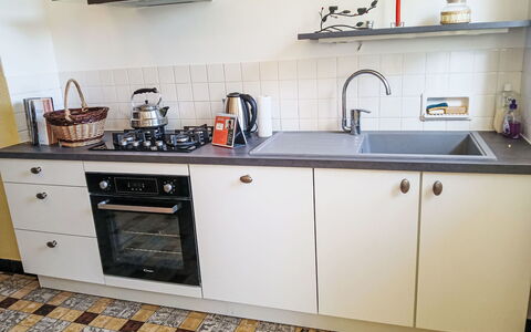 Puys-Richards: Kitchen, Kitchen Appliance, Countertop, Major Appliance, Home Appliance, Cabinetry, Flooring, Kitchen Stove, Stove, Gas Stove
