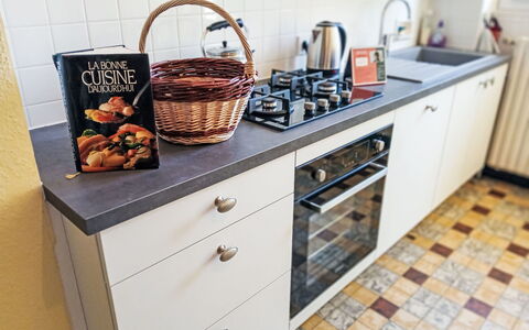 Puys-Richards: Kitchen, Kitchen Appliance, Kitchen Stove, Countertop, Major Appliance, Gas Stove, Stove, Home Appliance, Flooring, Cabinetry