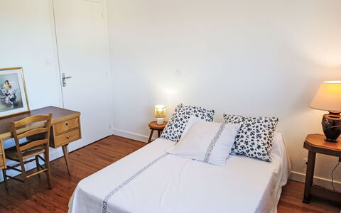 Puys-Richards: Bed, Furniture, Bedding, Bedroom, Floor, Flooring, Bed Sheet, Interior Design, Wall, Wood