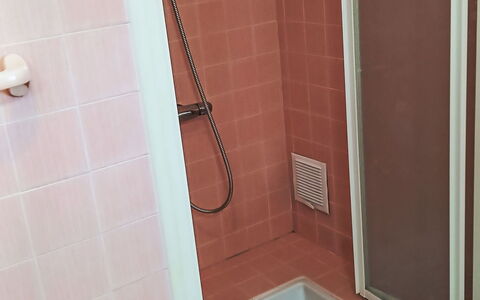 Puys-Richards: Flooring, Floor, Bathroom, Plumbing Fixture, Tile, Composite Material, Plumbing, Shower Door, Shower