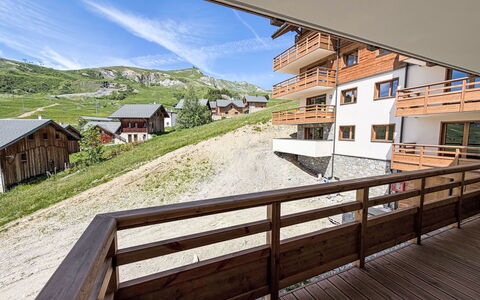 Le Caprice Blanc: Apartment, Balcony, Wood Stain, Lumber, Plank, Mountain Village, Hotel