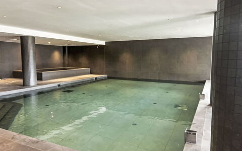 Le Caprice Blanc: Flooring, Floor, Composite Material, Swimming Pool, Daylighting, Water Feature, Tile
