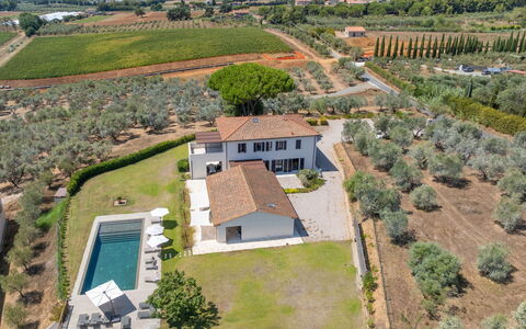 San Giuseppe: House, Home, Residential Area, Architecture, Roof, Landscape, Plain, Land Lot, Estate, Rural Area