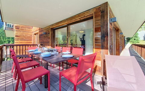 Les Rahâs A5: Wood, Wood Stain, Hardwood, Ceiling, Wood Flooring, Chair, Plank, Lumber, Balcony, Porch