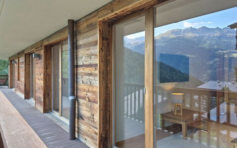 Les Rahâs A5: Wood, Hardwood, Plank, Wood Stain, Wood Flooring, Ceiling, Plywood, Porch, Natural Material, Lumber