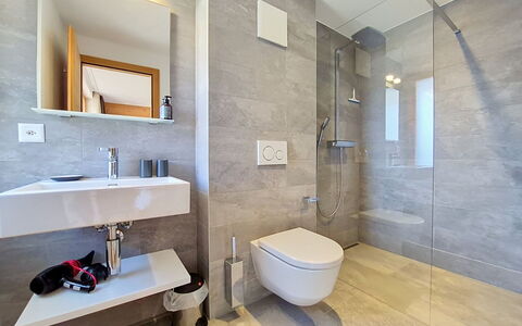 Les Rahâs A5: Flooring, Plumbing Fixture, Bathroom, Floor, Interior Design, Toilet, Plumbing, Tap, Ceiling, Sink
