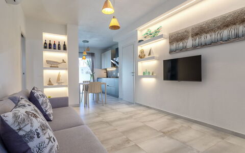 Perla Blu: Interior Design, Flooring, Wall, Floor, Ceiling, Furniture, Room, Living Room, Lighting, Couch
