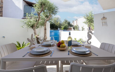 Perla Blu: Furniture, Table, Chair, Kitchen & Dining Room Table, Tableware, Interior Design, Dining Room, Outdoor Table, Outdoor Furniture, Restaurant