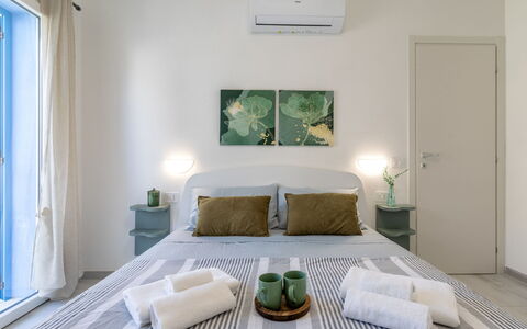 Perla Blu: Furniture, Interior Design, Bedroom, Floor, Bed, Flooring, Ceiling, Wood, Room, Bed Sheet