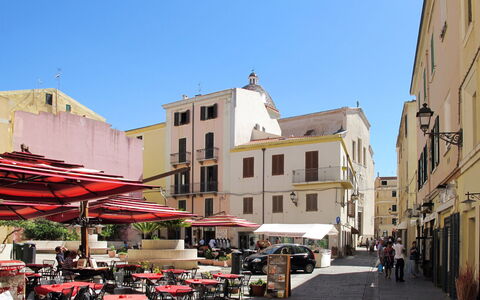 Mariposa: Building, Window, City, Town, Public Space, Umbrella, Urban Area, Neighbourhood, Street