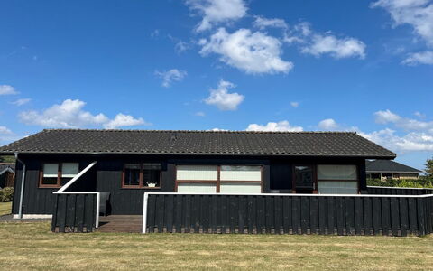 Thrine - 150M from the Sea: Roof, House, Home, Land Lot, Siding, Plain, Cottage, Rural Area, Shade, Yard
