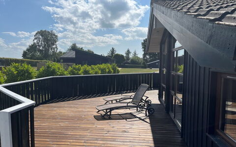 Thrine - 150M from the Sea: Wood, Roof, Composite Material, Shade, Siding, Deck, Hardwood, Plank, Cottage