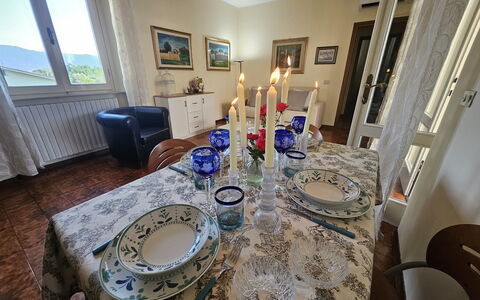 Alla Terrazza sul Fiume: Furniture, Tableware, Table, Tablecloth, Dining Room, Interior Design, Textile, Kitchen & Dining Room Table, Serveware, Dishware