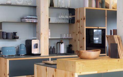 03 Nth029 Premium Chalet mit Sauna und Hot Tub: Furniture, Kitchen, Wood, Interior Design, Shelving, Flooring, Kitchen Appliance, Cabinetry, Countertop, Shelf
