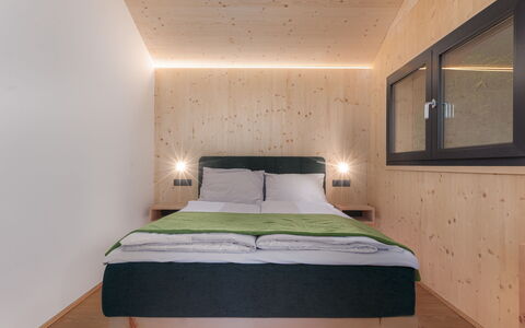 03 Nth029 Premium Chalet mit Sauna und Hot Tub: Interior Design, Ceiling, Room, Floor, Bedroom, Hardwood, Wood Stain, Light Fixture, Bed Frame, Bedding
