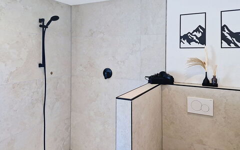 Alpenchalet Gundolf: Wall, Flooring, Plumbing Fixture, Floor, Plumbing, Bathroom, Tile, Composite Material, Tap, Shower Head