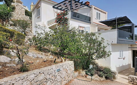 Marina Sevid 106: Wall, Building, Residential Area, House, Roof, Neighbourhood, Home, Architecture, Town