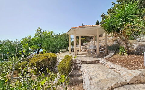 Marina Sevid 106: Shrub, Garden, Landscaping, Shade, Outdoor Structure, Stairs, Flagstone, Walkway, Botanical Garden, Backyard
