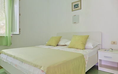 Accommodation:&nbsp;By the Sea 106.2