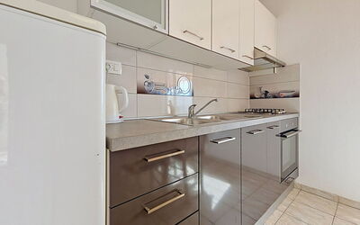 Accommodation:&nbsp;By the Sea 106.2