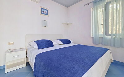 Accommodation:&nbsp;By the Sea 106.1
