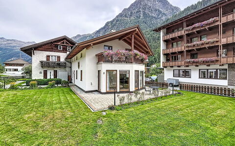 Jana: Swimming Pool, Farmhouse, Estate, Villa, Resort, Hacienda, Eco Hotel, Backyard