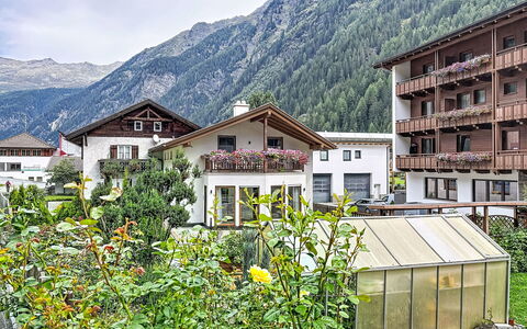 Chalet Jana: Swimming Pool, Farmhouse, Estate, Villa, Resort, Hacienda, Eco Hotel, Backyard
