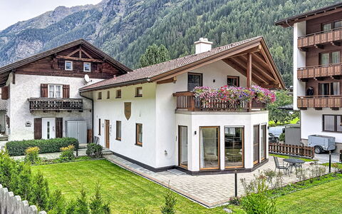 Chalet Jana: Swimming Pool, Farmhouse, Estate, Villa, Resort, Hacienda, Eco Hotel, Backyard