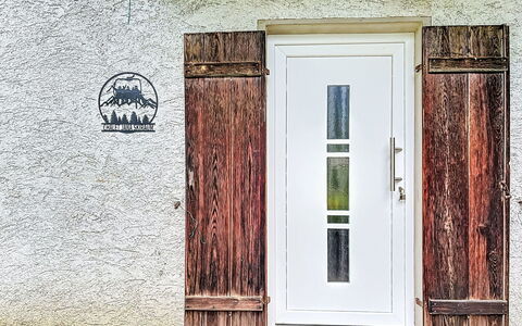 Chalet Jana: Swimming Pool, Farmhouse, Estate, Villa, Resort, Hacienda, Eco Hotel, Backyard