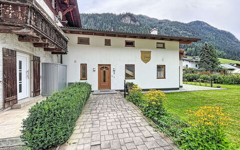 Chalet Jana: Swimming Pool, Farmhouse, Estate, Villa, Resort, Hacienda, Eco Hotel, Backyard
