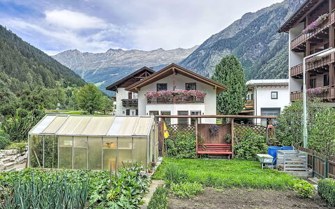 Chalet Jana: Swimming Pool, Farmhouse, Estate, Villa, Resort, Hacienda, Eco Hotel, Backyard