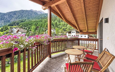 Chalet Jana: Swimming Pool, Farmhouse, Estate, Villa, Resort, Hacienda, Eco Hotel, Backyard