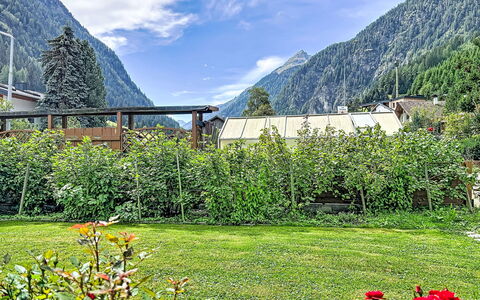 Chalet Jana: Swimming Pool, Farmhouse, Estate, Villa, Resort, Hacienda, Eco Hotel, Backyard