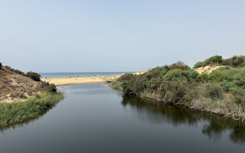 Villa Sandra: Water Resources, Water, Body Of Water, Natural Environment, Watercourse, Bank, Waterway, Channel, Coast